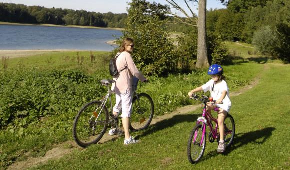 Promenade cycliste sur les bords du Lac de l'Eau d'Heure (c) WBT JL Flemal