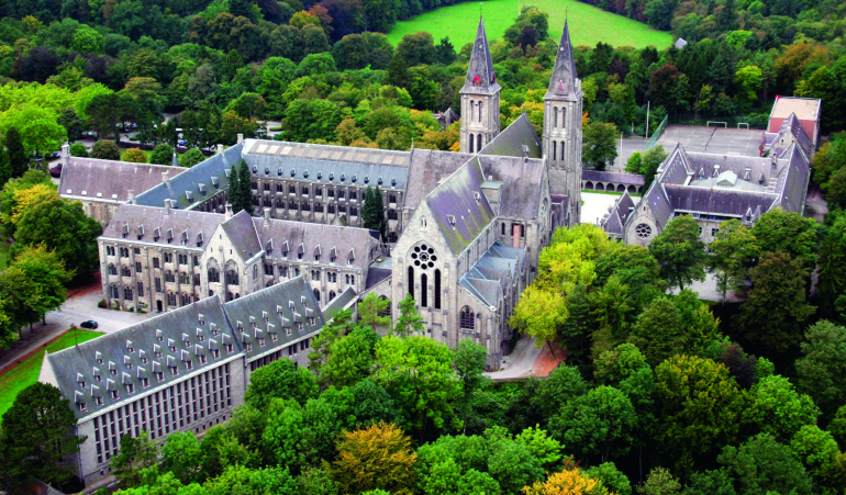 Vue aérienne de l’Abbaye de Maredsous © Abbaye de Maredsous asbl