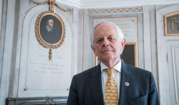 Louis de Geer in front of the portrait of his ancestor, Louis de Geer, who lead the Walloons to Sweden © J. Van Belle – WBI