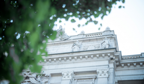 Detail of the facade of the Swedish parliament with the statue of Louis de Geer representing the bourgeoisie © J. Van Belle – WBI